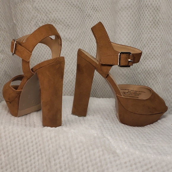 Gorgeous Platform Heels by Mossimo - Picture 4 of 7